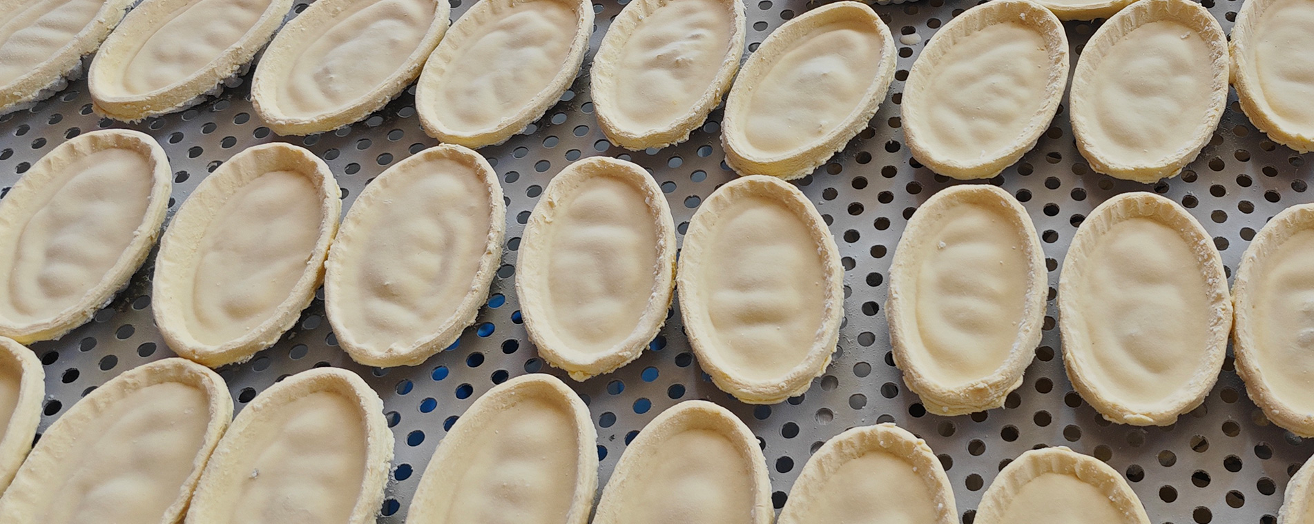 CRYOGENIC QUICK FREEZING PERFECTLY PRESERVES EGG TARTS' DELICATE TEXTURE.